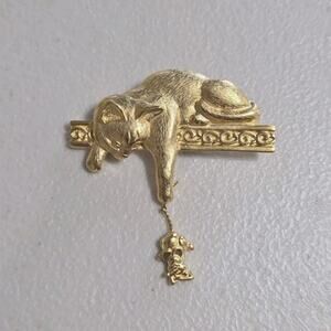 Vintage Gold Tone Cat Brooch Pin Kitten Dangling Mouse Grandma Stamped JJ